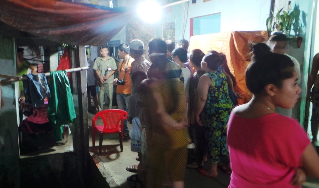 Rất đông người dân hiếu kì tập trung theo dõi vụ việc.