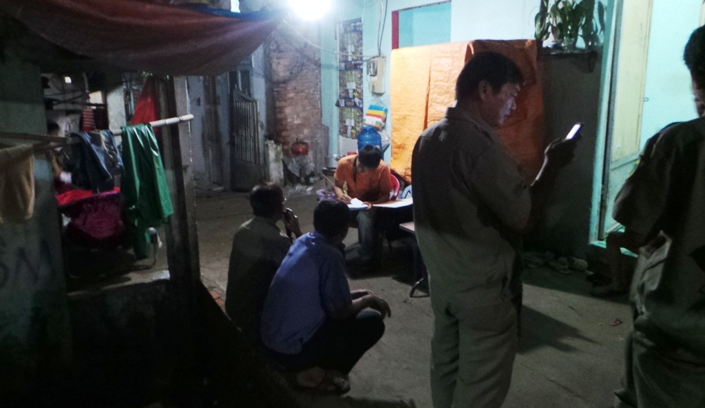 Lực lượng chức năng quận 6 phong toả khám nghiệm hiện trường nơi thi thể anh Băng bị nhóm 4 người đưa vào và bỏ lại.