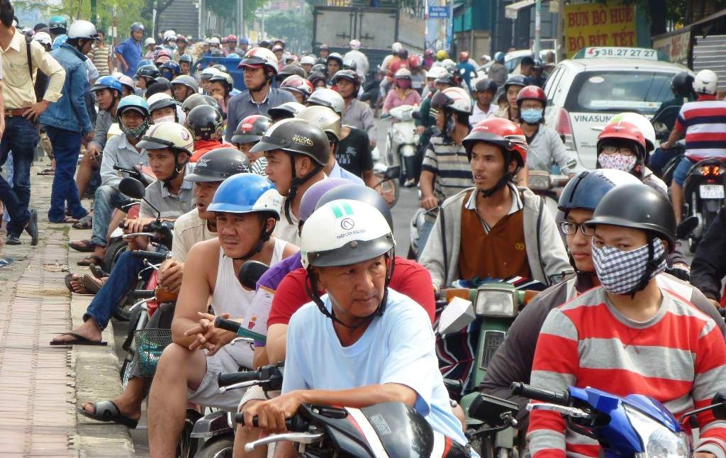 Hai nguoi nhay kenh Tau Hu, mot nguoi mat mang hinh anh