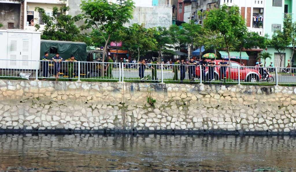 Lực lượng cứu hộ triển khai đến hiện trường tìm kiếm thi thể người đàn ông xấu số.