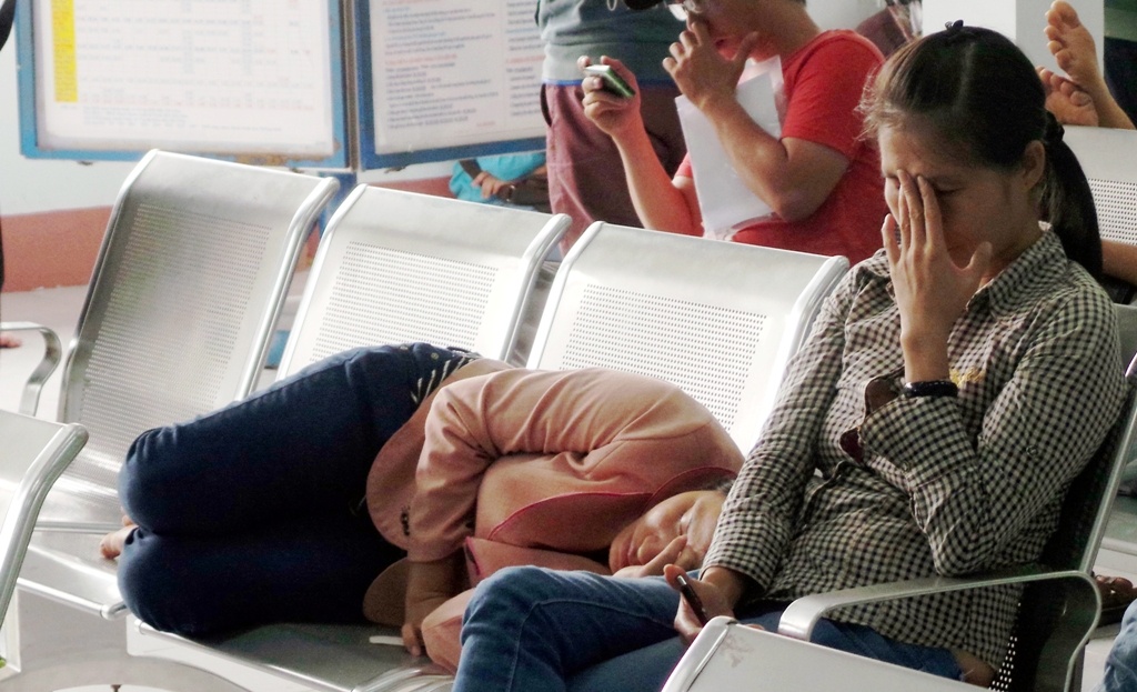 Vat vo, ngu guc vi doi mua ve tau Tet hinh anh