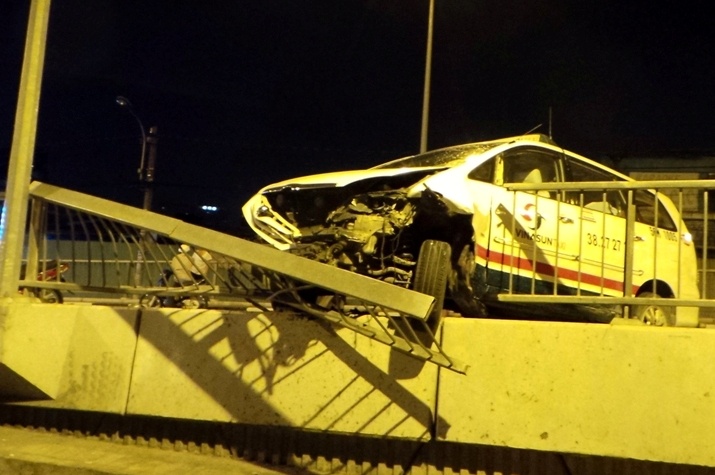 Taxi lien tiep tong 3 nguoi, suyt roi xuong cau Chu Y hinh anh