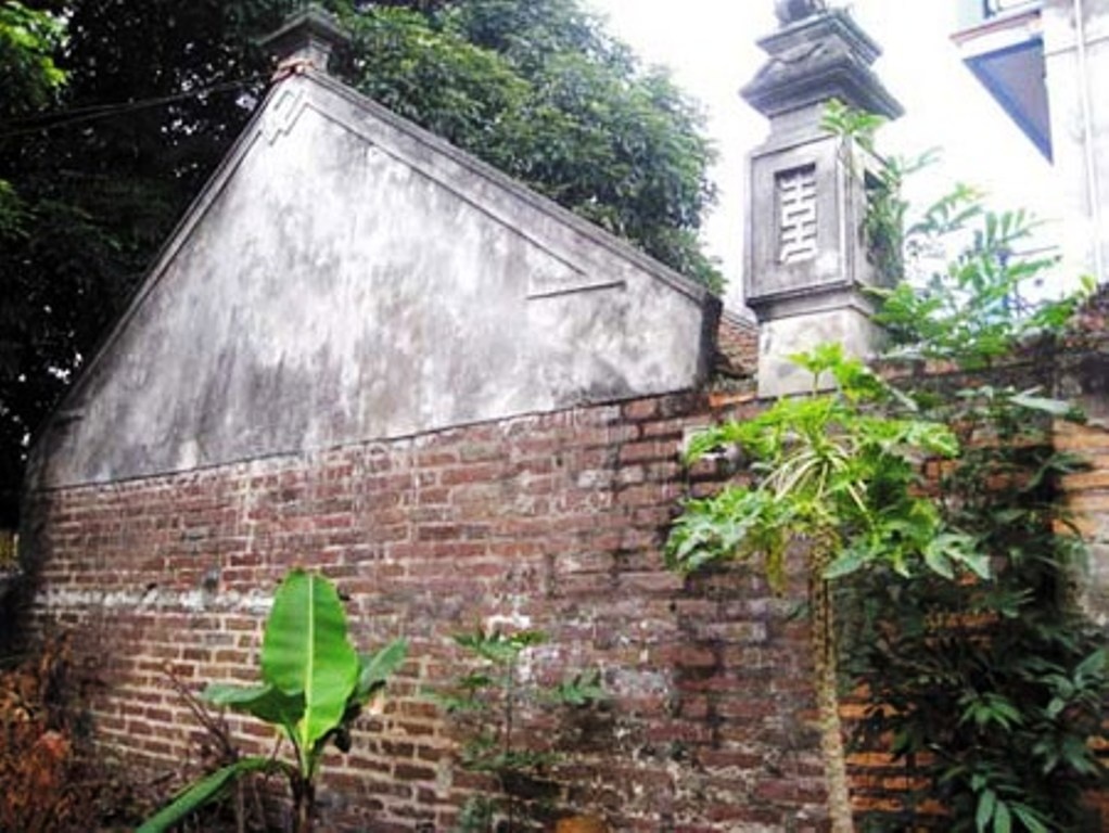 Dấu tích những viên gạch Bát Tràng xưa tại nhờ thờ cụ Lê Hữu Mưu làng Liêu Xá ngày nay.