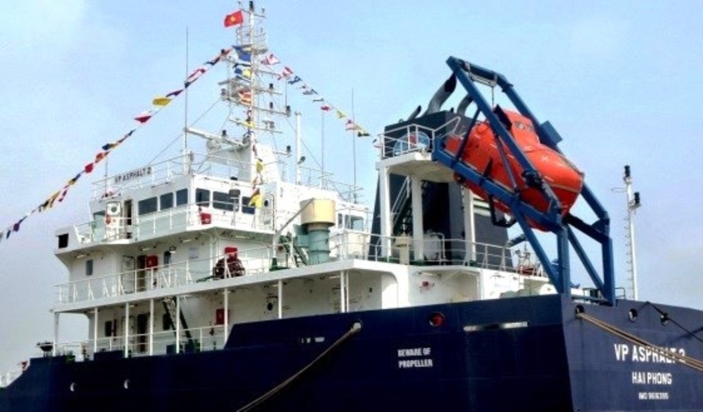 Tau VN bi cuop tan cong gan Singapore, thuy thu trung dan hinh anh