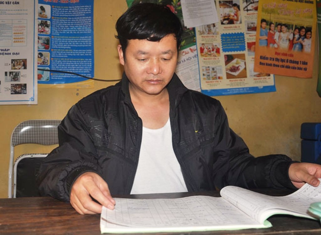 Ông Lò Quang Ánh trao đổi với phóng viên.