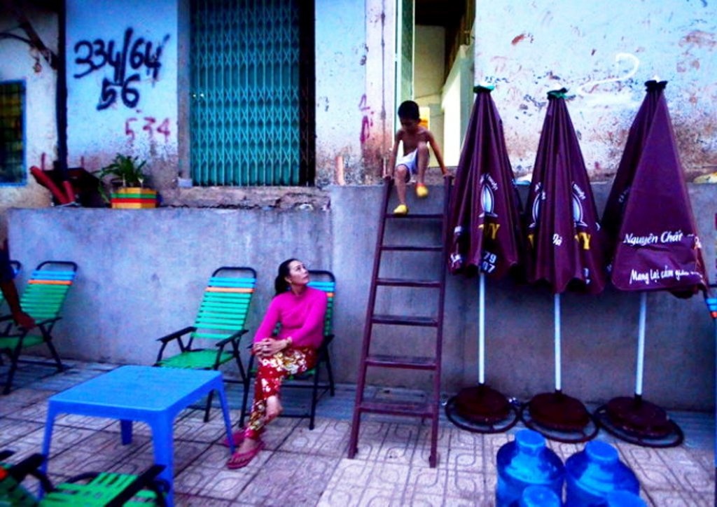 Duong moi mo, nha dan cho thanh go cho thanh hang hinh anh