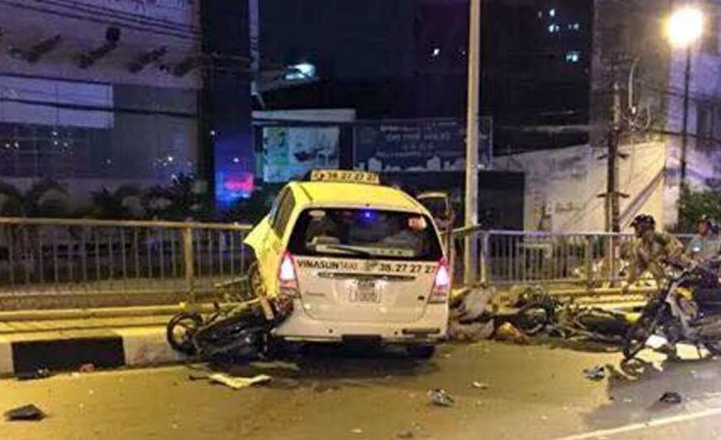 Khi xe đang đổ dốc cầu xuống Nguyễn Biểu thì va chạm với một xe máy do hai người đàn ông điều khiển lưu thông hướng ngược lại. Cú tông trực diện khiến hai người đàn ông văng mạnh xuống đường, bị thương nặng. Ảnh: Tùng Sfone/ otofun.