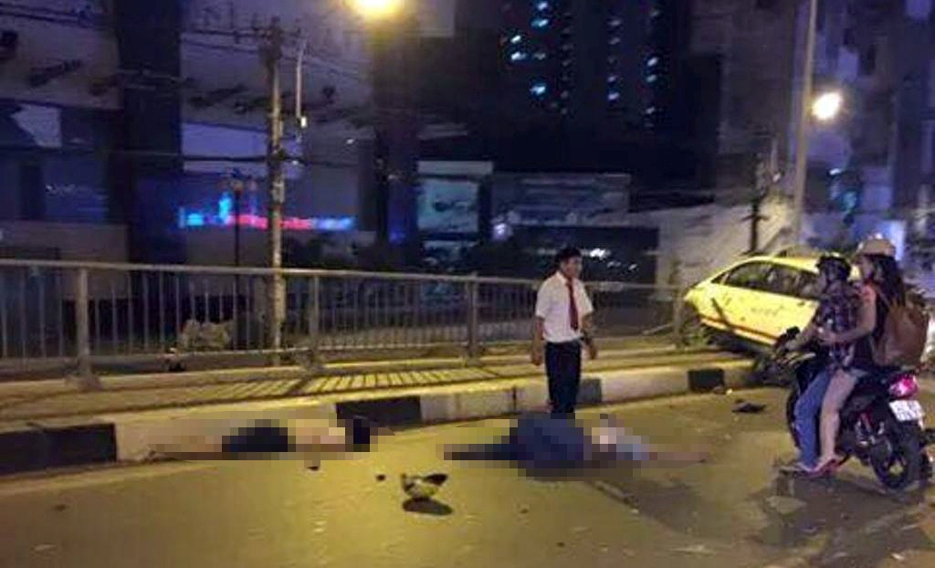 Chiếc taxi mất lái lao qua phần đường ngược đâm đâm trúng vào xe máy do một phụ nữ điều khiển làm người này bị thương. Ảnh: Tùng Sfone/ otofun.