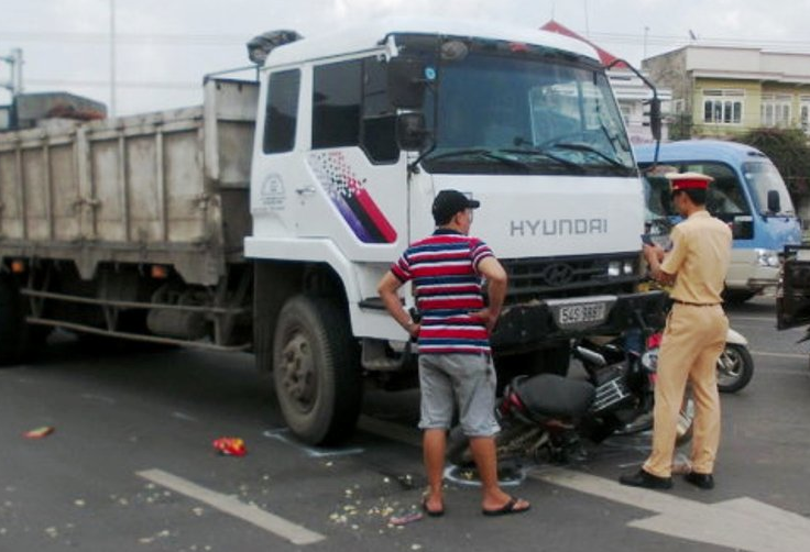 Xe tai ui xe may: cha bi thuong, con 6 tuoi nguy kich hinh anh