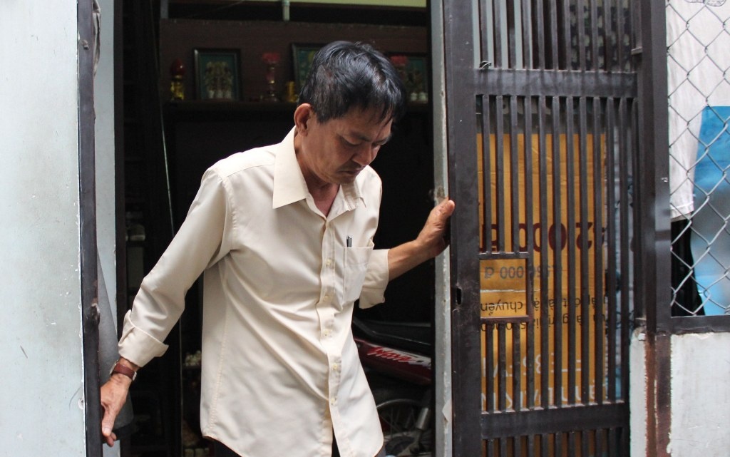 Sáng ngày 9/12, ông Liêm từ nhà mình ở Gò Vấp chạy lên  UBND phường 1, quận 8 để được gặp bé Huy.