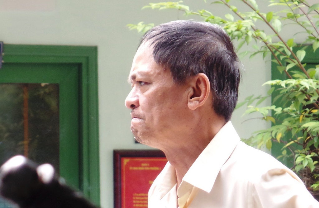 Nguoi dan ong tieu tuy vi nho be trai bi bo roi tren taxi hinh anh