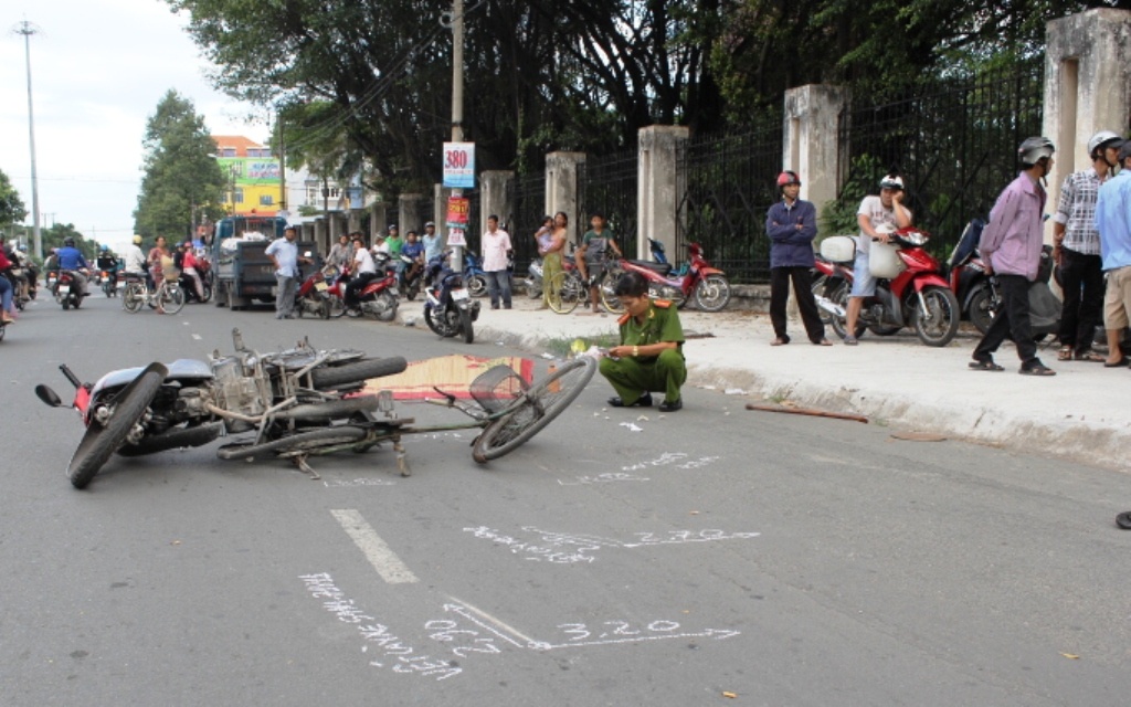 Nguoi ban ve so ngheo bi xe may tong chet hinh anh