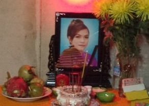 Mua no ve may bay sang Han Quoc dua hai cot con gai ve hinh anh