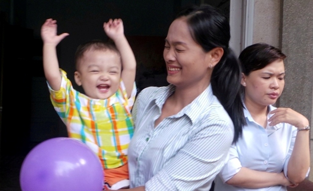 Nguoi bo roi be trai tren taxi chinh la me ruot hinh anh