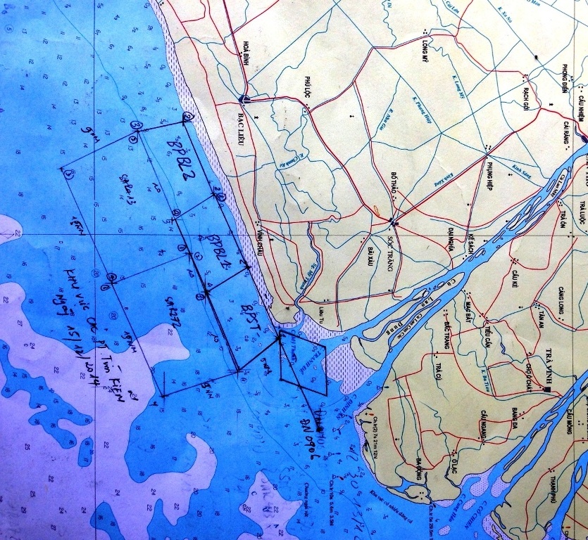 Khu vực cửa biển Tranh Đề - Định An, nơi sà lan được xác định mất tích. Các tàu cứu hộ đang tích cực tìm kiếm tại khu vực này.