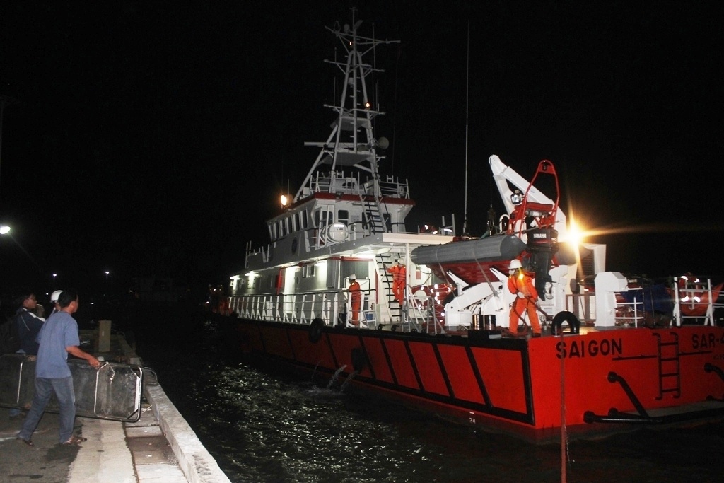 7 tau dang tim kiem 5 thuyen vien mat tich tren bien hinh anh