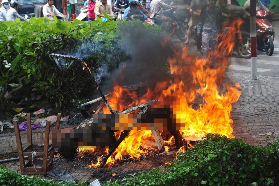 Nguoi dan ong tu thieu bang 5 lit xang o Sai Gon hinh anh