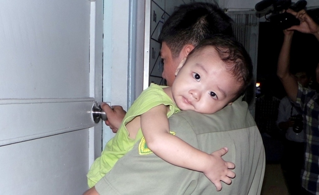 Bé Huy bị bỏ rơi trên taxi ngày 2/12.