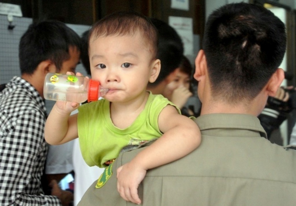 Me be trai bi bo roi tren taxi van chua den nhan con hinh anh