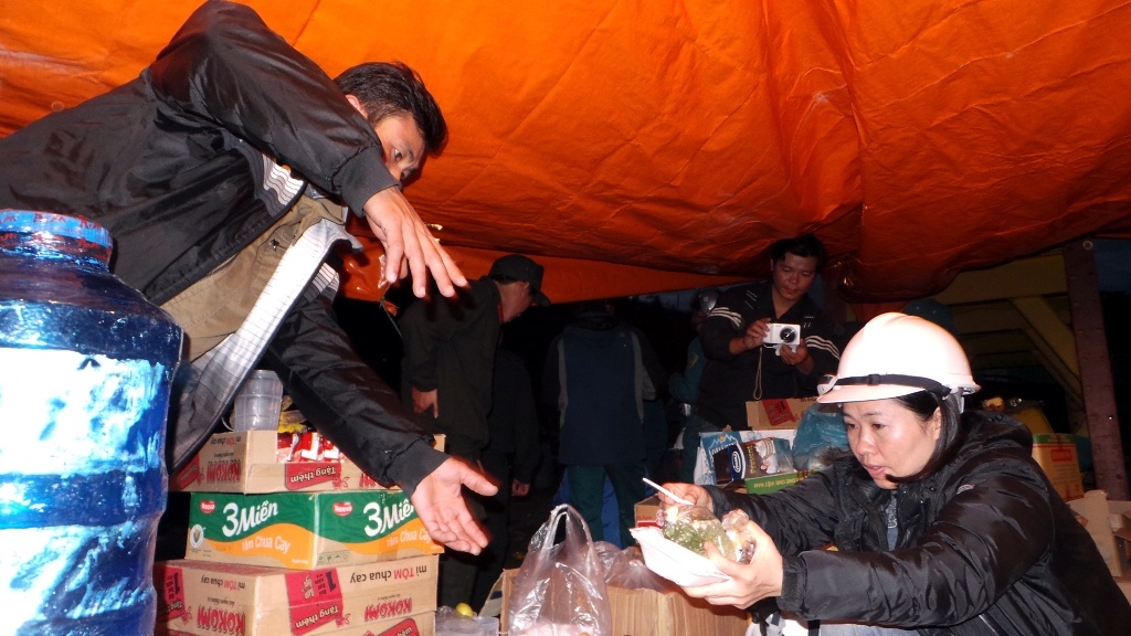 Bua com da chien cua luc luong cuu ho vu sap ham hinh anh