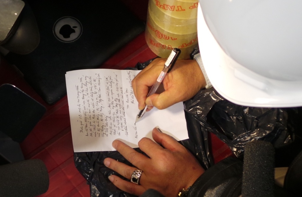 Ông Yên viết lá thư gửi các công nhân đang mắc kẹt.