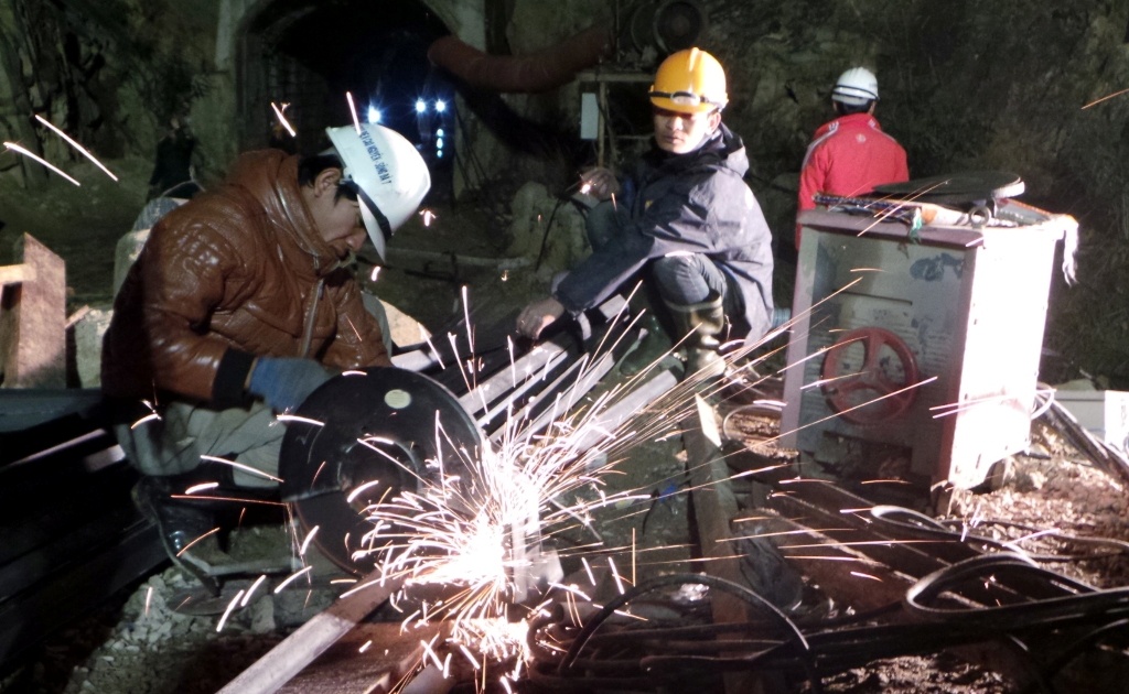 Trang dem cuu ho 12 cong nhan bi ket duoi ham hinh anh