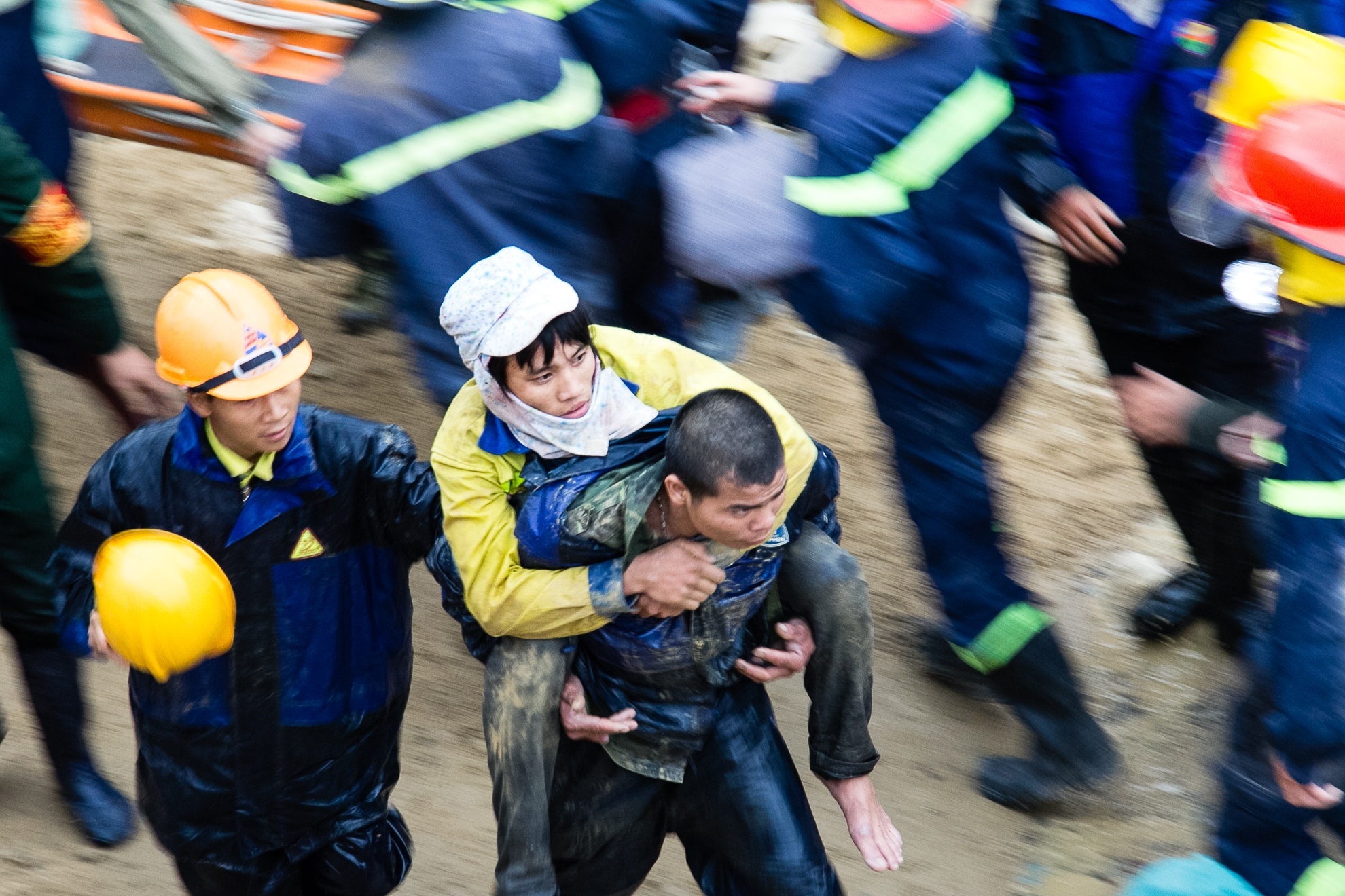 Hinh anh xuc dong cua cac nan nhan vu sap ham hinh anh