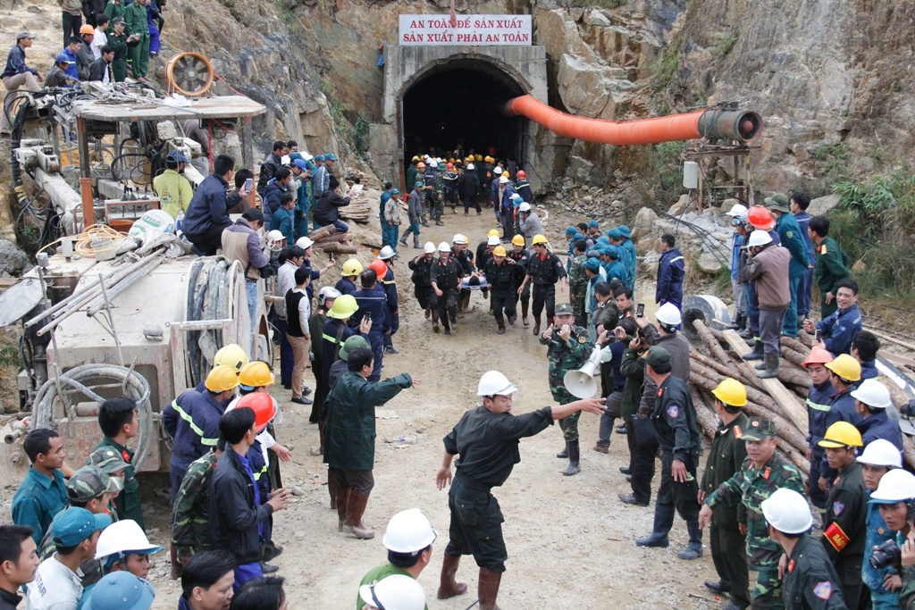 Thời khắc 12 công nhân được giải cứu, đưa ra khỏi hầm thuỷ điện sau hơn 80 giờ mắc kẹt.