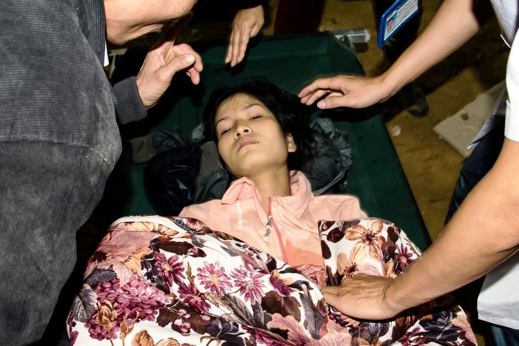 Nữ công nhân Đặng Thị Hồng Ngọc vào thời điểm được sơ cứu ra khỏi hầm thuỷ điện.