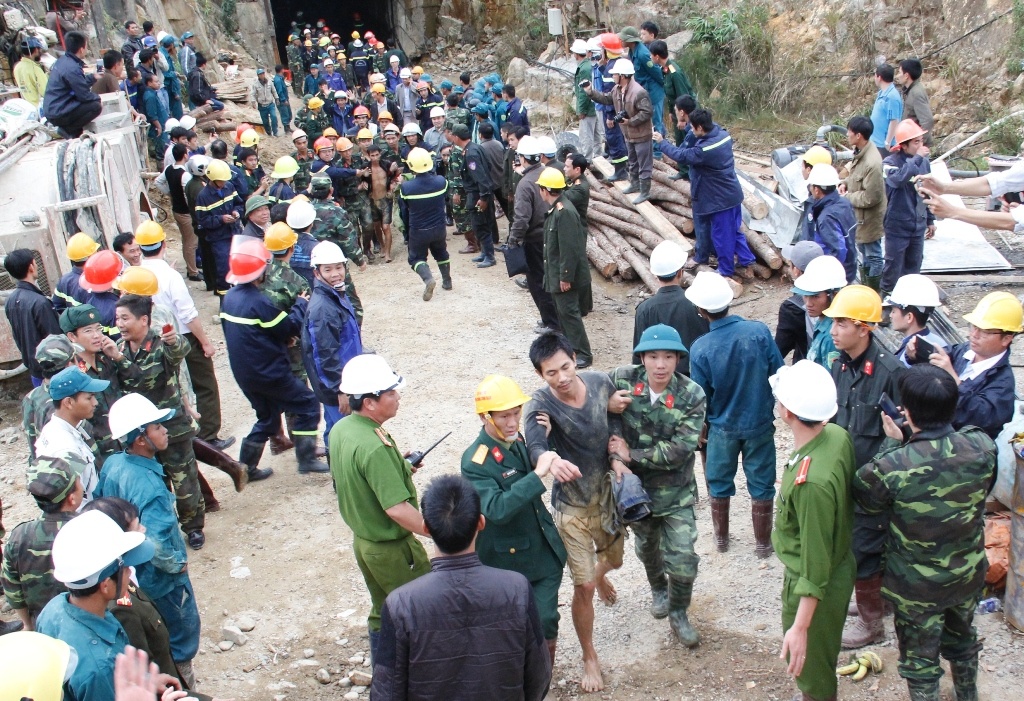 Giây phút 12 công nhân được lực lượng cứu hộ đưa ra khỏi hầm sau hơn 80 giờ mắc kẹt.