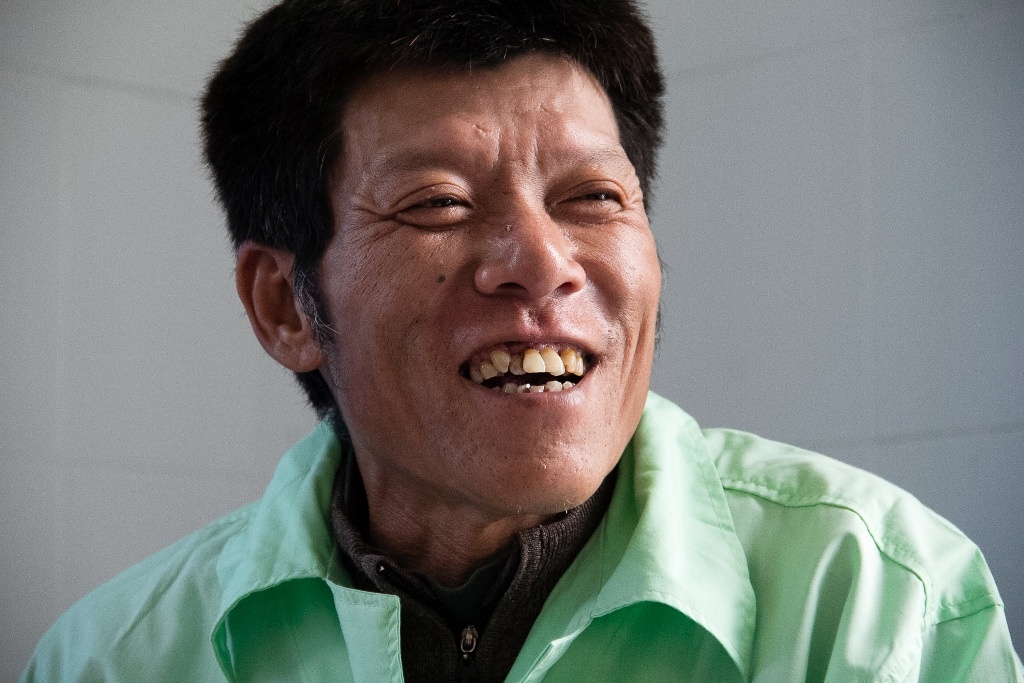 Nguoi cong nhan gia lac quan suot 80 gio mac ket trong ham hinh anh