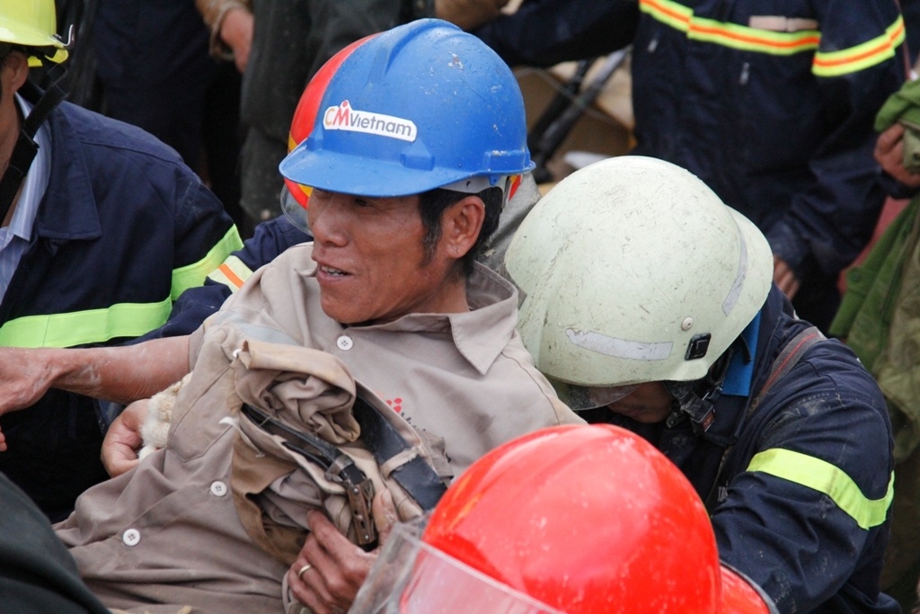 Thời khắc ông Đăng được giải cứu khỏi hầm thuỷ điện Đạ Dâng, trên môi vẫn cười tươi.