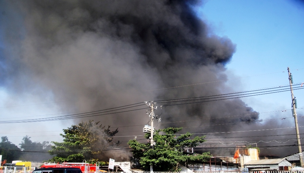 Chay 1.600 m2 nha xuong, khoi phu kin quoc lo hinh anh