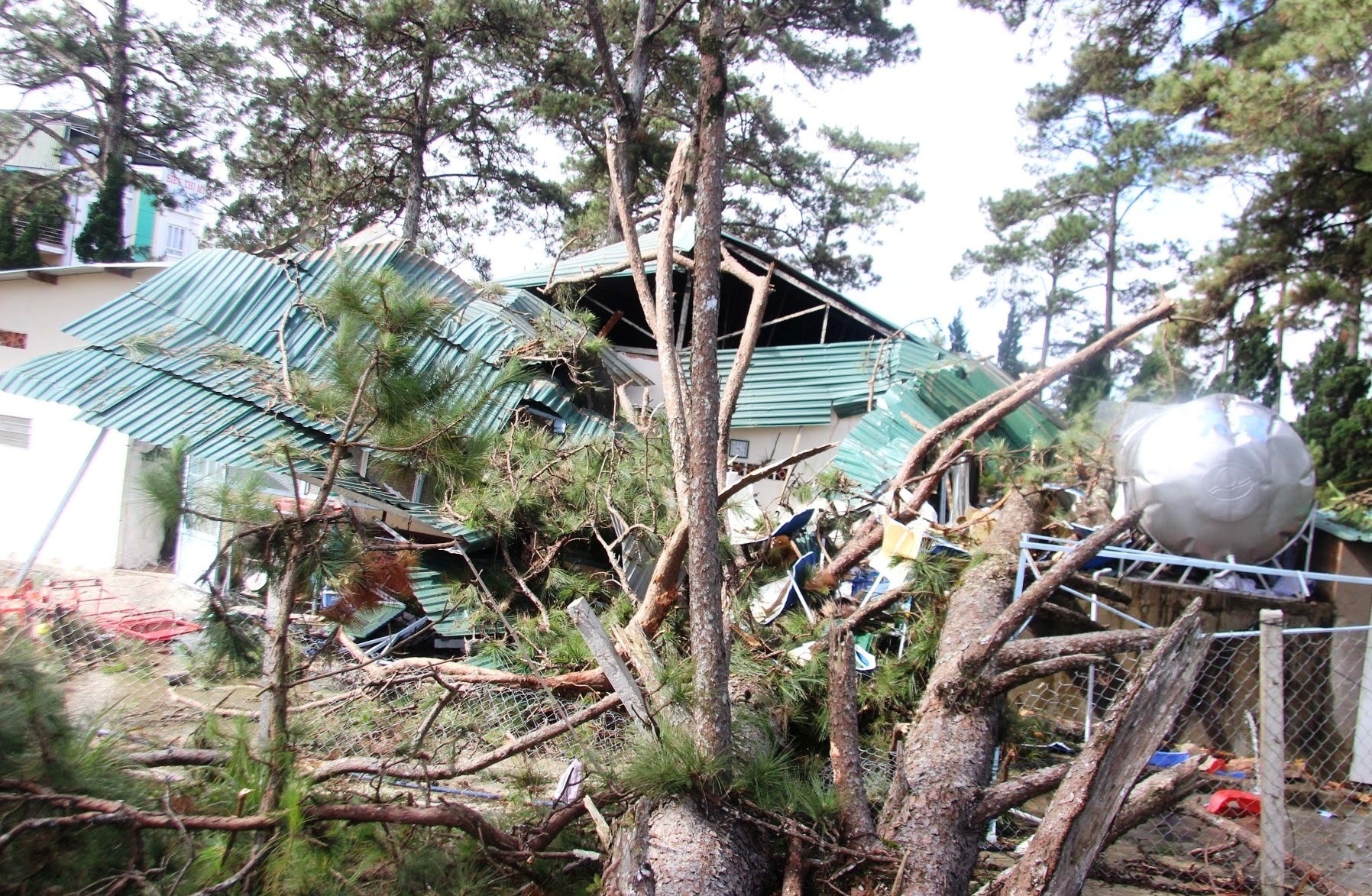 Thong co thu nga trong benh vien, hang chuc nguoi thao chay hinh anh