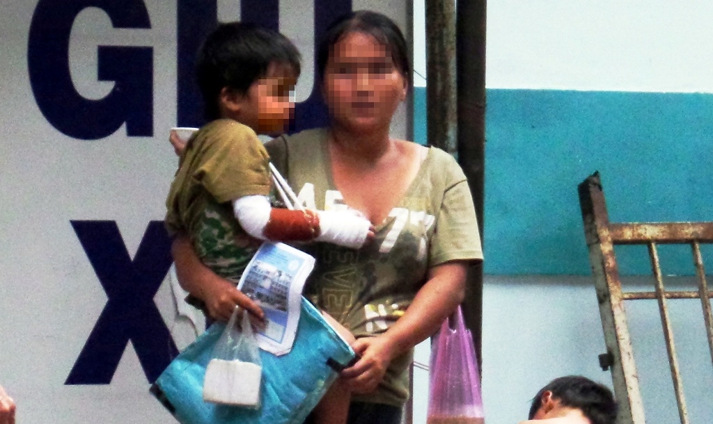 Phu nu to khoe be tre em phoi nang an xin o Sai Gon hinh anh