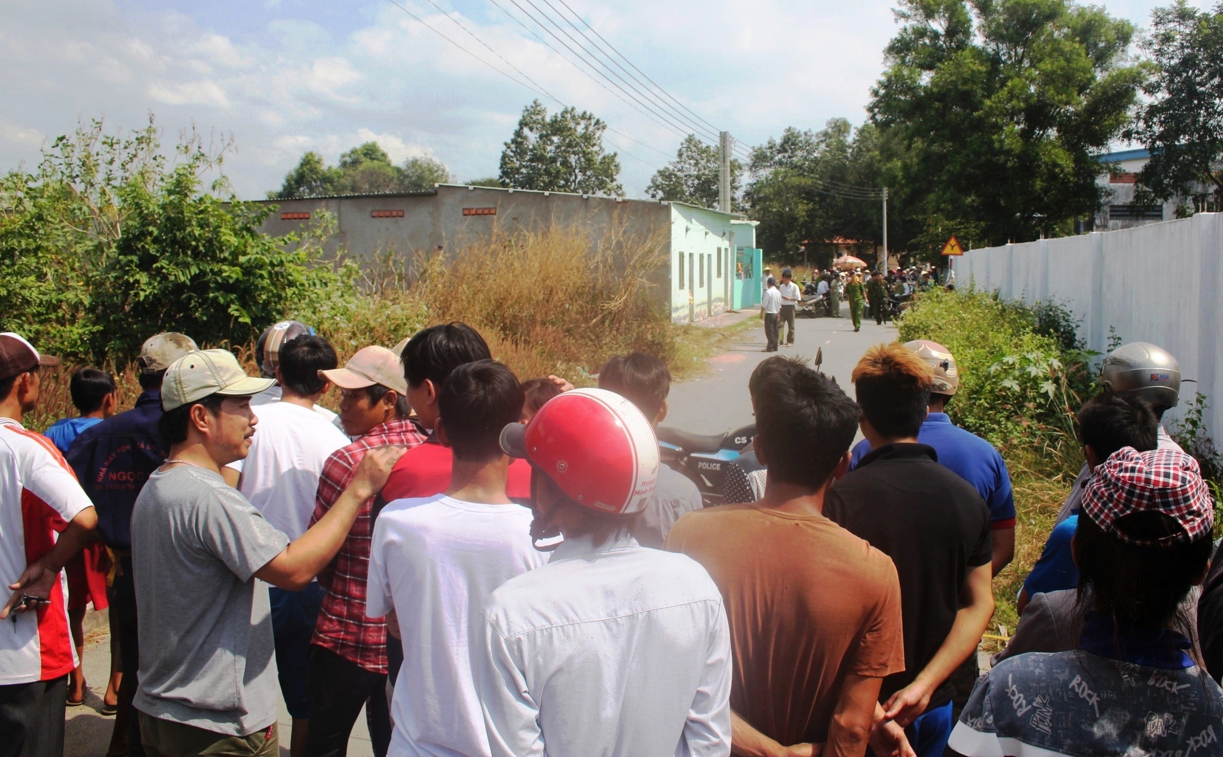 Lực lượng chức năng phong toả hiện trường phát hiện thi thể bị cháy tại khu phố Đông Tác, thị xã Dĩ An.
