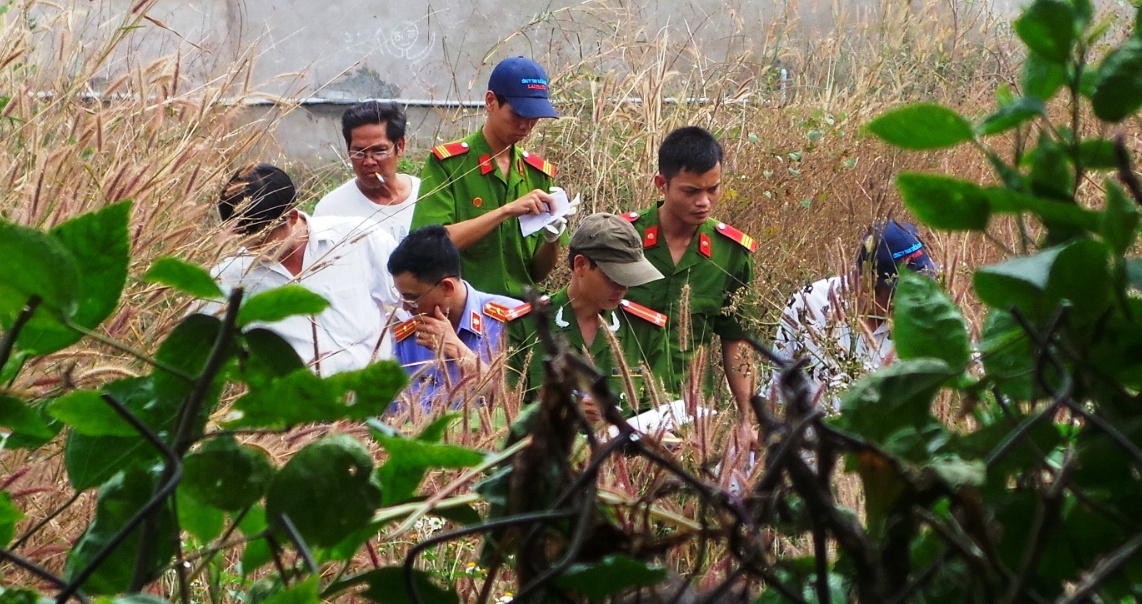 Thi the nguoi dan ong bi chay den trong bui co hinh anh