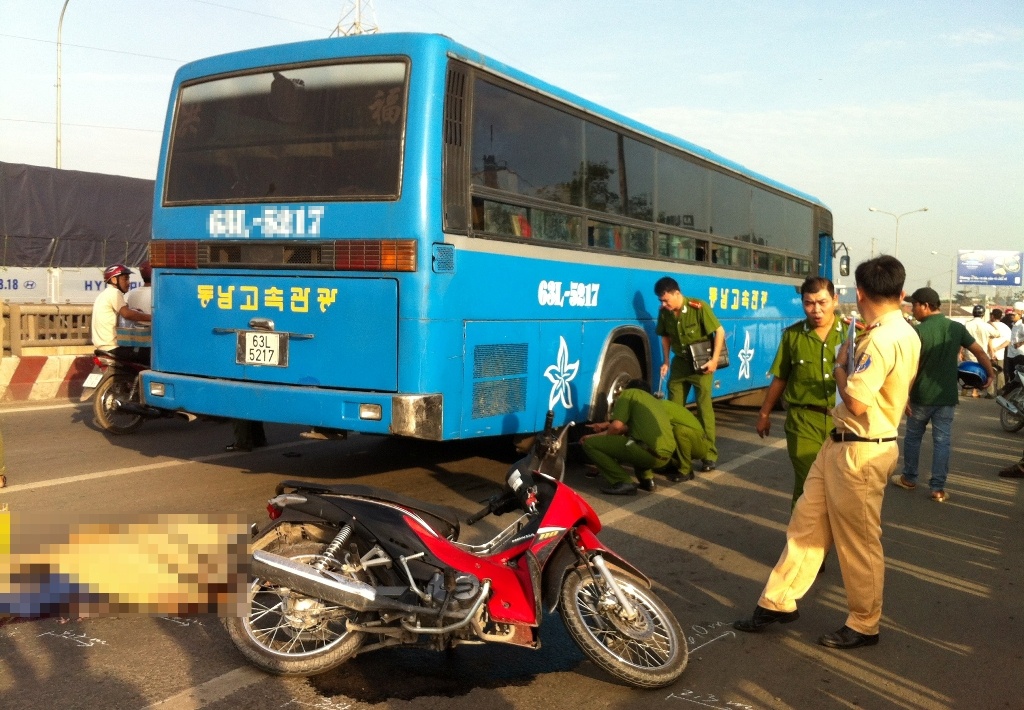 Me chet, con 4 tuoi trong thuong tren duong di hoc hinh anh