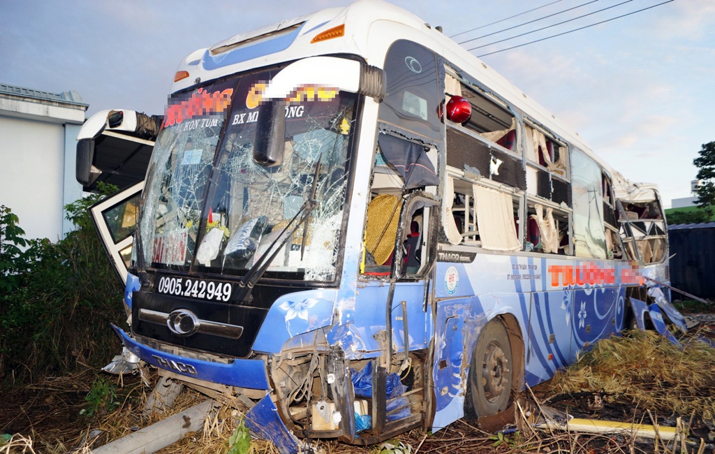 Xe dau keo tong xe giuong nam, xang dau tran ra duong hinh anh