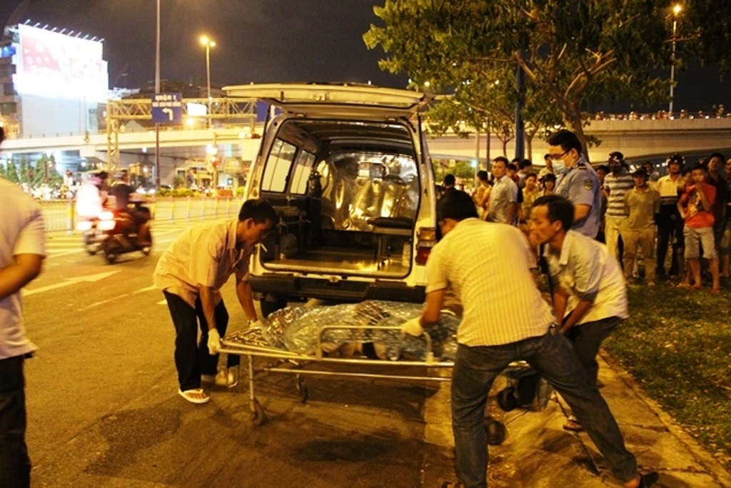 Cu ong 92 tuoi o Sai Gon nhay cau tu tu hinh anh