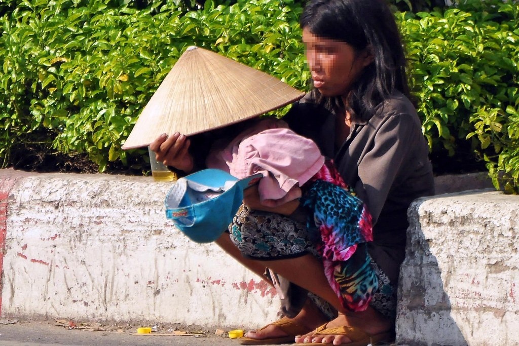 Canh tre em, nguoi gia bi chan dat an xin khap Sai Gon hinh anh