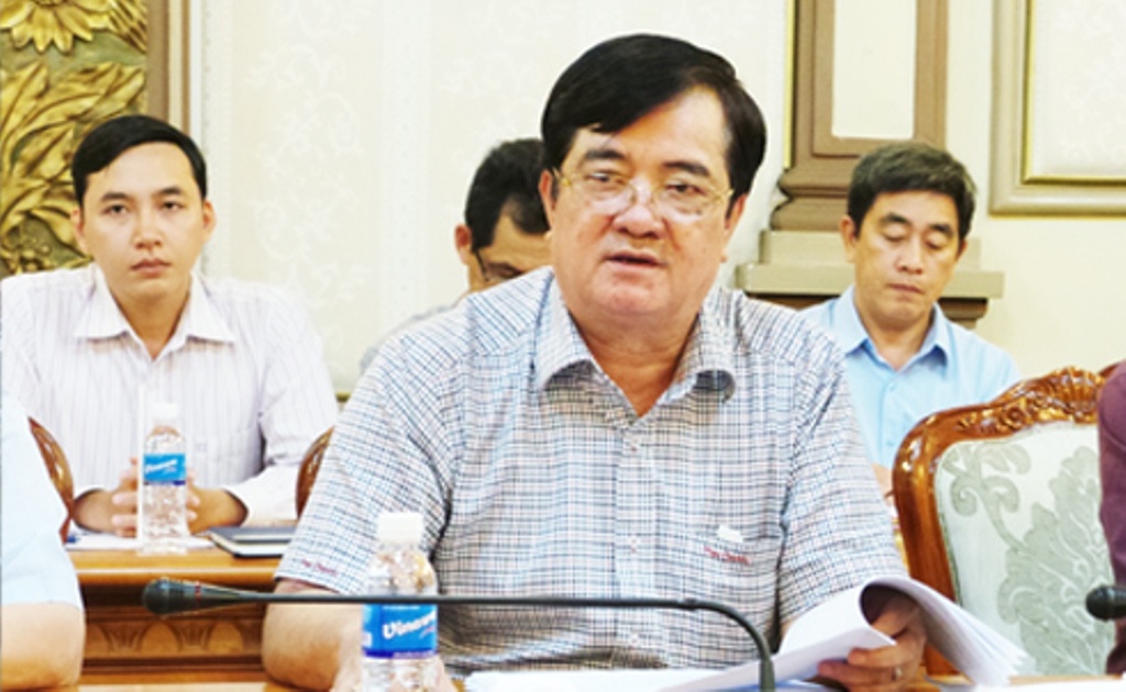 Ông Võ Văn Luận trả lời báo chí.