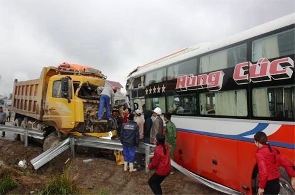 Xe khach 'dinh dau' xe tai, 2 tai xe mac ket trong cabin hinh anh