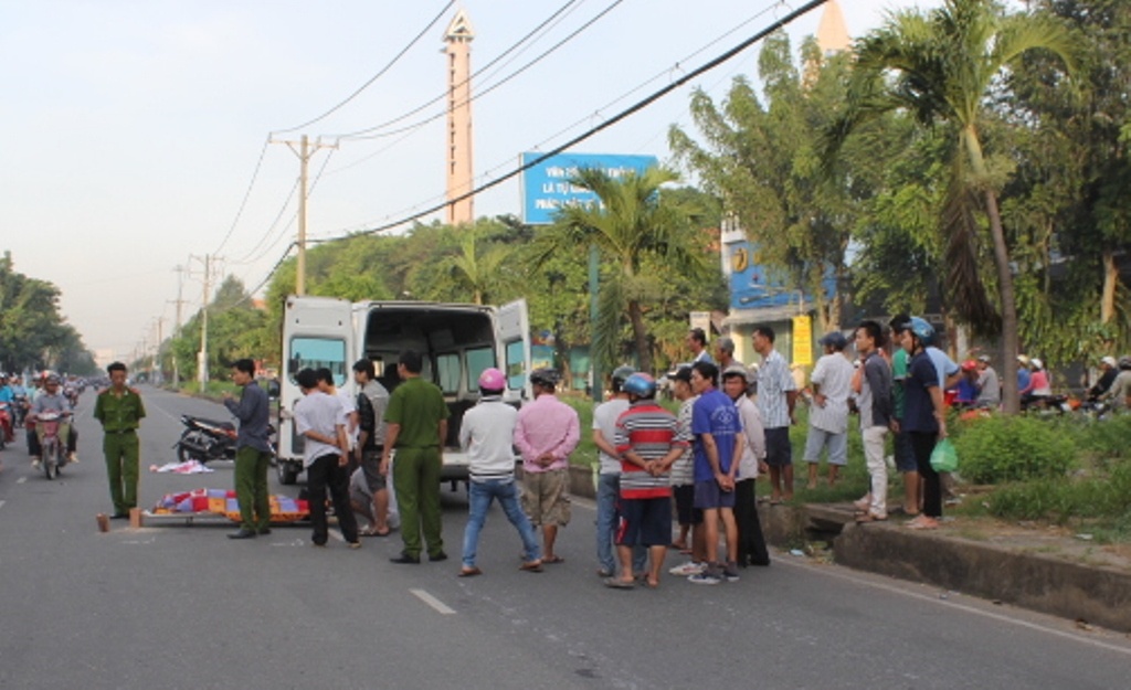 Taxi tong chet nguoi di bo, tai xe bo tron luc rang sang hinh anh