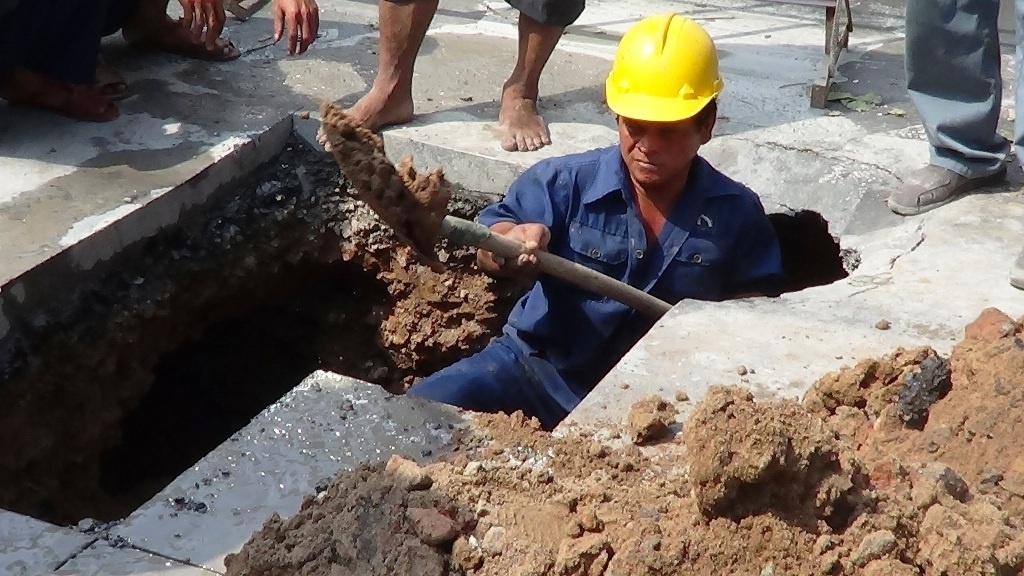 Các công nhân đang xử lý hố tử thần.