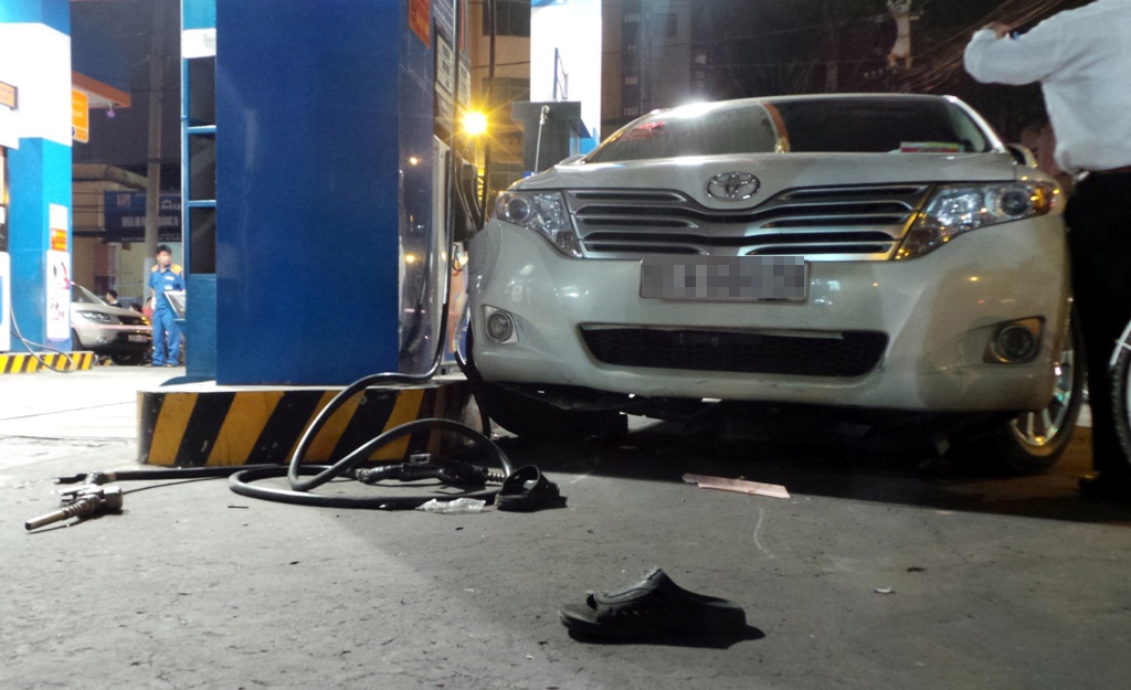 Oto lao vao cay xang giua Sai Gon tong bi thuong 4 nguoi hinh anh