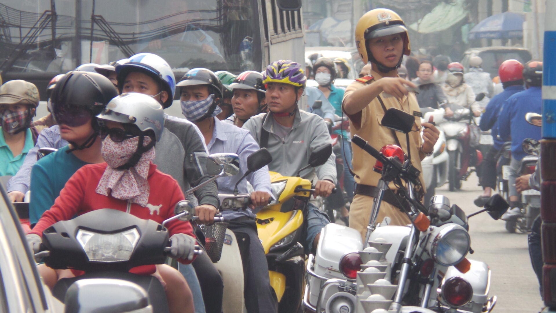 Lực lượng CSGT vất vả điều tiết giao thông qua khu vực những ngồi nhà cháy.