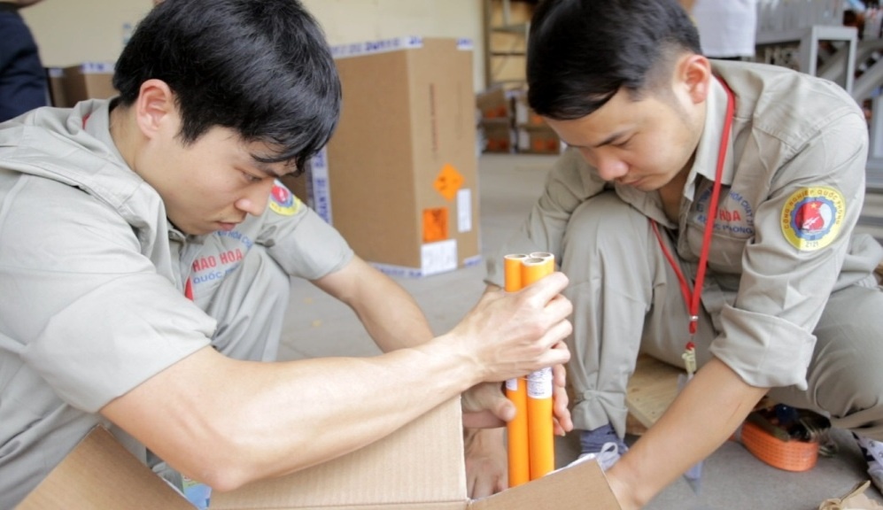 Để thực hiện chương trình, tập đoàn Bitexco, hợp tác cùng Công ty TNHH Một thành viên hóa chất 21 (Bộ Quốc Phòng) và lựa chọn nhà thầu phụ Ruggieri (Pháp) cùng lên ý tưởng sáng tạo và thực hiện chương trình. Ruggieri là đơn vị hàng đầu trên thế giới chuyên thực hiện các màn trình diễn pháo hoa nghệ thuật tại các tòa nhà cao tầng. Đây cũng là đơn vị đã thực hiện chương trình pháo hoa tại tòa nhà Burj Al Arab nổi tiếng ở Dubai.