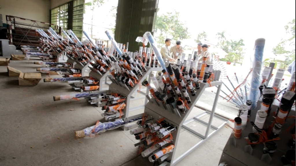 Be phao hoa o san truc thang toa nha cao nhat Sai Gon hinh anh