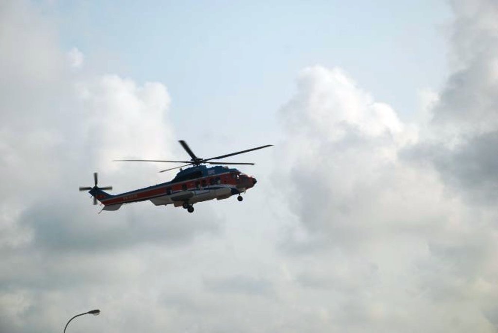 Dieu truc thang di cuu nan thuyen vien tau Bulk Jupiter hinh anh